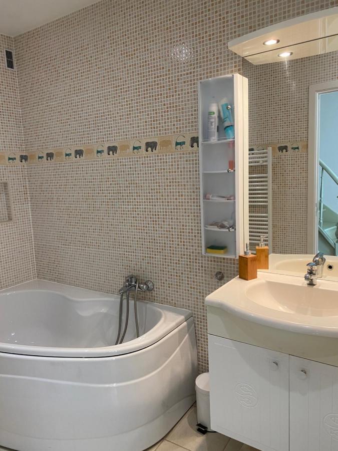 דינאן Vikarti Stay, A Lovely House With Incredible View מראה חיצוני תמונה