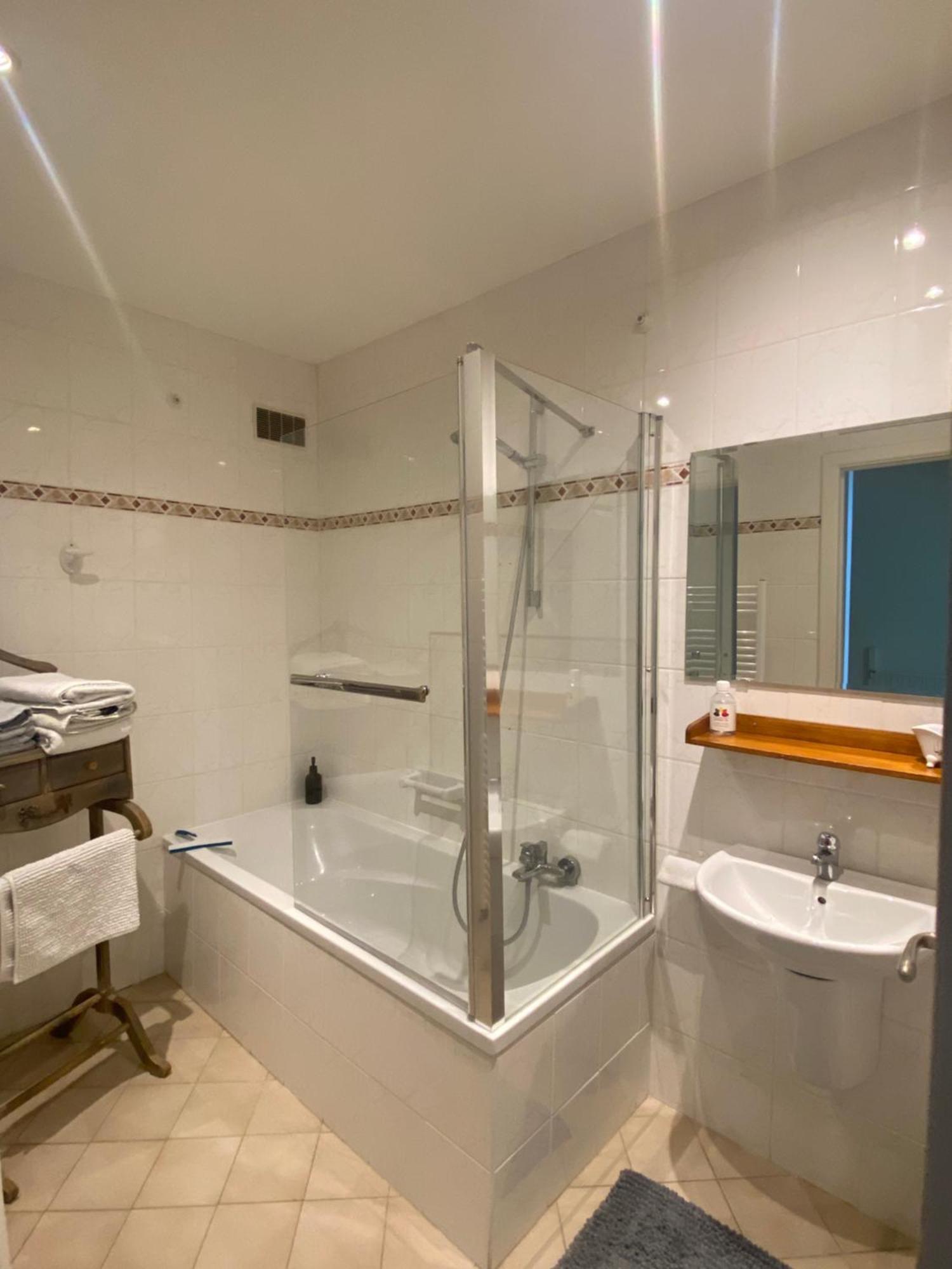 דינאן Vikarti Stay, A Lovely House With Incredible View מראה חיצוני תמונה
